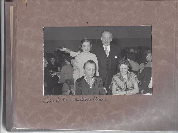 Momentaufnahme auf der großen Feier: Hanns Nothelfer mit seiner Nichte Johanna und  seiner Schwägerin Elisabeth Klein. 