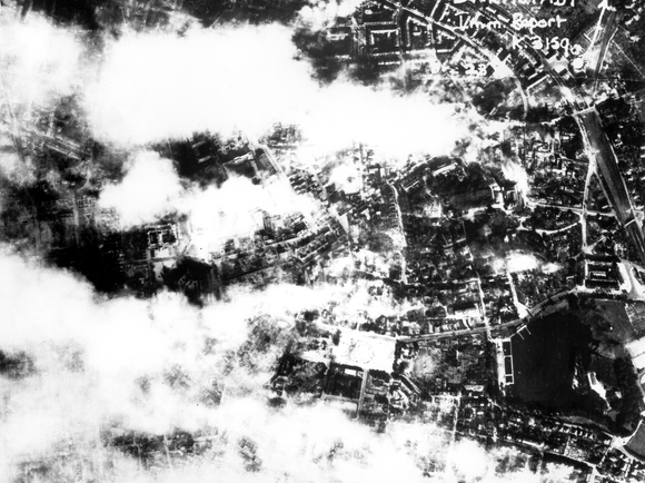 Luftbild brennendes Darmstadt (1944)