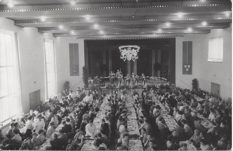 In der Bessunger Turnhalle feierte die Firma Wilhelm Klein ihr 85jähriges Betriebsjubiläum.