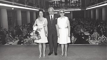 Ein Foto für die Presse: Geschäftsführer Hans Bentz mit Ehefrau Ellen und Firmenchefin Barbara Nothhelfer (re.) auf der Bühne der Otto-Bernd-Halle. Das 100jährige Betriebsjubiläum feierte die Firma Klein in großem Stil.