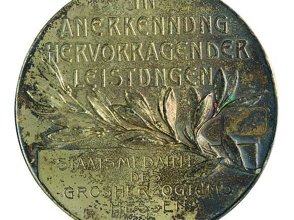 Die Goldene Staatsmedaille des Großherzogtums Hessen wurde der Firma Wilhelm Klein von Großherzog Ernst-Ludwig verliehen.