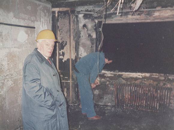 Geschäftsführer Hans Bentz macht sich ein Bild von dem Brandschaden.