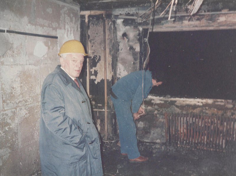 Geschäftsführer Hans Bentz macht sich ein Bild von dem Brandschaden.