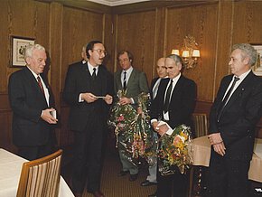 Der neue Prokurist Reinhard Günther hält eine Ansprache vor den Jubilaren von 1986.