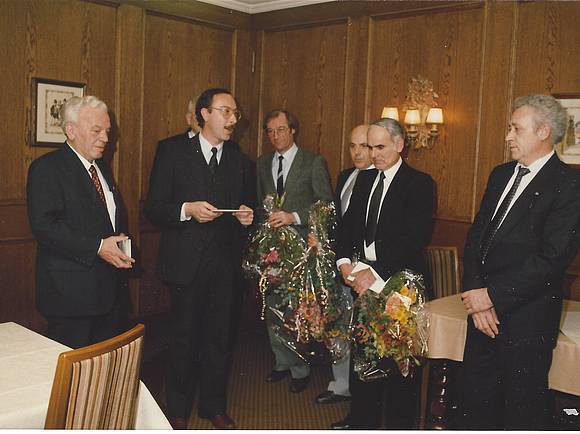 Der neue Prokurist Reinhard Günther hält eine Ansprache vor den Jubilaren von 1986.