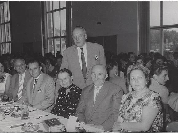 Hanns Nothhelfer am Familientisch in der Bessunger Turnhalle beim 85. Jubiläumsfest.