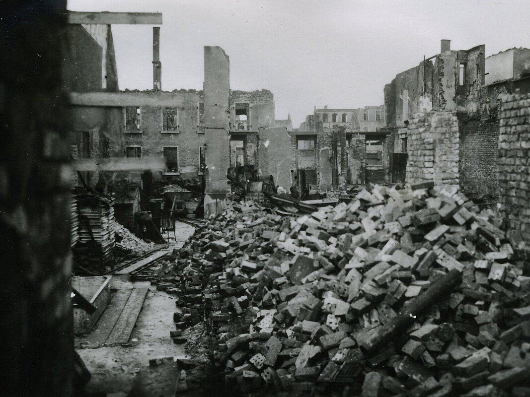 Elisabethenstraße 68-70 nach Bombenangriff 1944