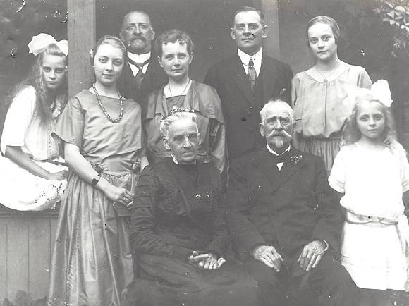 Familienfest 1923 anlässlich der Goldenen Hochzeit von Wilhelm und Eva Klein (in der Mitte).