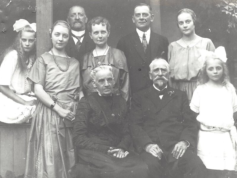 Familienfest 1923 anlässlich der Goldenen Hochzeit von Wilhelm und Eva Klein (in der Mitte).