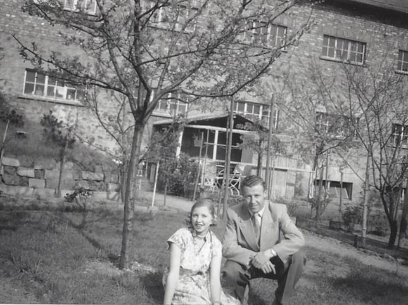 Luisa Haldy und Georg Reeg im Garten (1954)