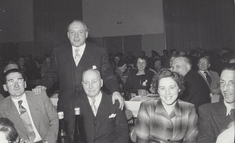 Hanns Nothhelfer (stehend) bei seinen Gästen am Tisch. Das erste Fest nach dem Krieg war eine Verheißung auf bessere Zeiten.