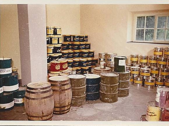 Gestapelte Farbdosen im Farbenlager (1970)
