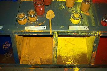 Farbpigmente, die in den Kästen des Farbenlagers die Zeit überdauert haben.