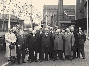 Hanns Nothhelfer im Kreis seiner Kollegen der Hildebrand Rheinmühlenwerke.