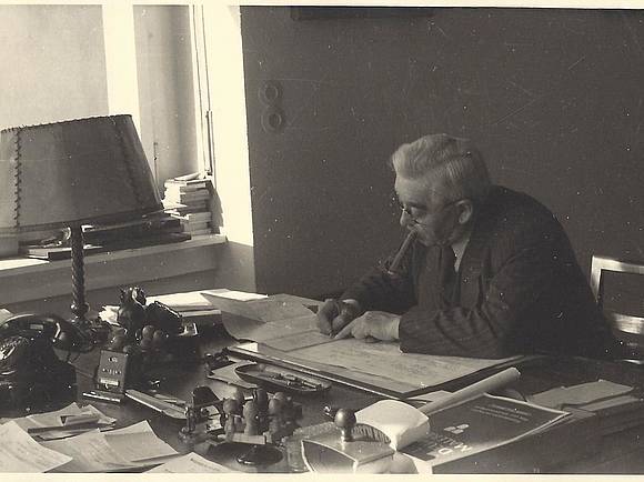 Arthur Wittig am Schreibtisch
