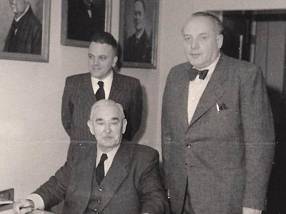 Hanns Nothhelfer (re.) mit den beiden Männern, die ihm nach dem Tode von Philipp Klein im Betrieb zur Seite standen: Artur Wittig (sitzend) und der spätere Geschäftsführer Hans Bentz.