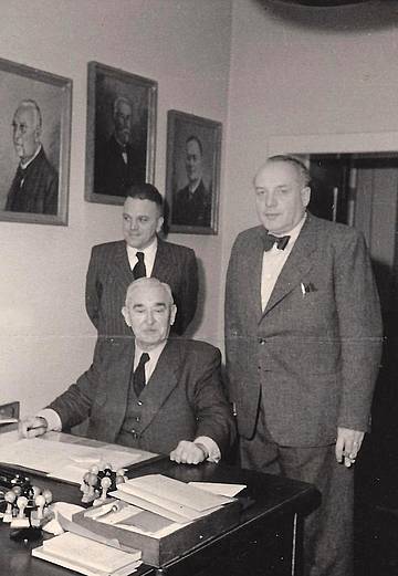 Hanns Nothhelfer (re.) mit den beiden Männern, die ihm nach dem Tode von Philipp Klein im Betrieb zur Seite standen: Artur Wittig (sitzend) und der spätere Geschäftsführer Hans Bentz.