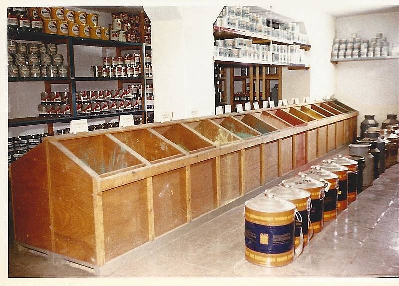 Pigmente in Holzkästen gelagert