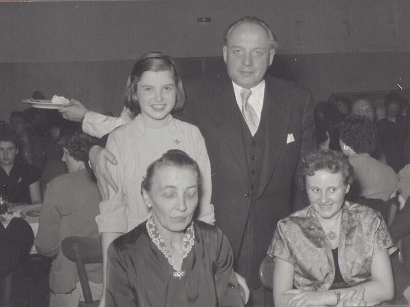Momentaufnahme auf der großen Feier: Hanns Nothelfer mit seiner Nichte Johanna und  seiner Schwägerin Elisabeth Klein. 