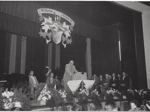 Hanns Nothhelfer auf der Bühne der Bessunger Turnhalle 1959. Die Firma Klein feierte ihr 85jähriges Bestehen.