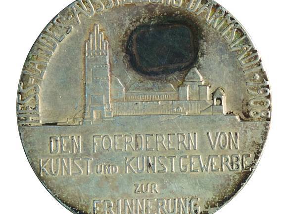 Für die Beteiligung an der Hessischen Landesausstellung für freie und angewandte Künste wurde die Firma Klein 1908 mit einer Erinnerungsmedaille geehrt.
