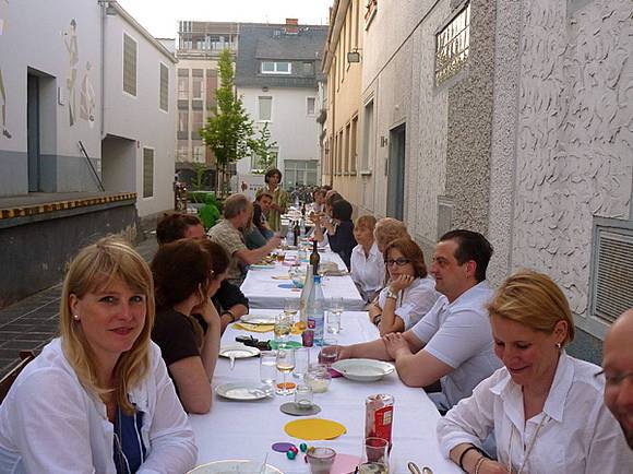 Dinner an einer langen weißen Tafel: So feierten die Künstler der Kleinschen Höfe die "Mainacht 2011".
