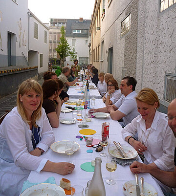 Dinner an einer langen weißen Tafel: So feierten die Künstler der Kleinschen Höfe die "Mainacht 2011".