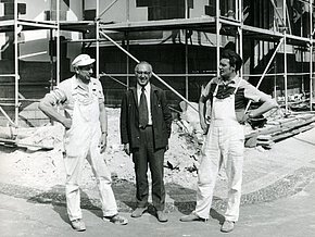 Lehrlingsausbilder Friedrich Günther mit Gesellen