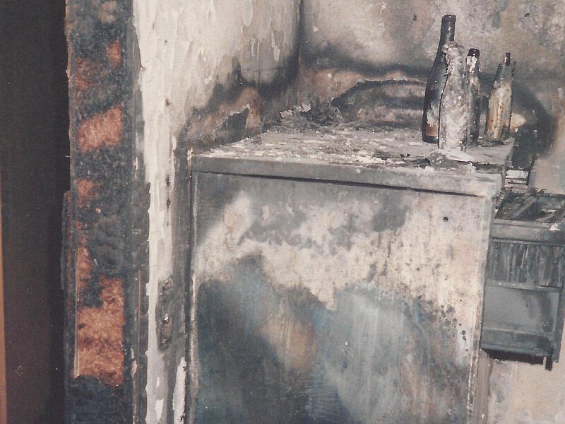 Ein verbrannter Aktenschrank.