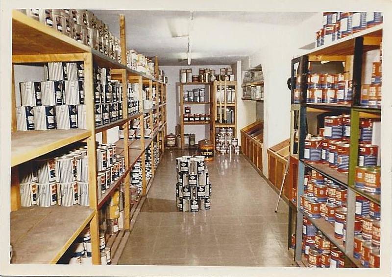 Regalgänge voller Farbdosen