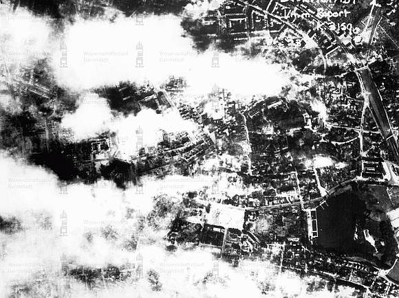 Luftbild von Darmstadt, einen Tag nach dem Bombenangriff am 11. September 1944. Quelle. Stadtarchiv Darmstadt.