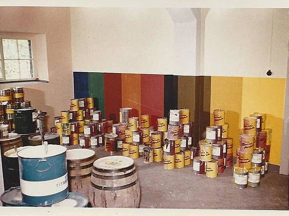 Gestapelte Farbdosen im Farbenlager (1970)