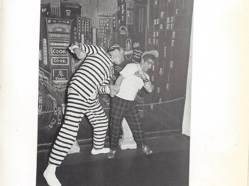 Eine kabarettistisch Einlage vor der von Hand gemalten Kulisse der New Yorker Skyline.