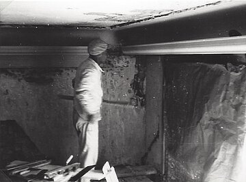 Eine neue Decke soll eingezogen werden. Das Gesims ist bereits in Rabitz-Technik vor die Wand gesetzt. 