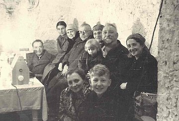 Bewohner der Elisabethenstraße 70 im Luftschutzkeller