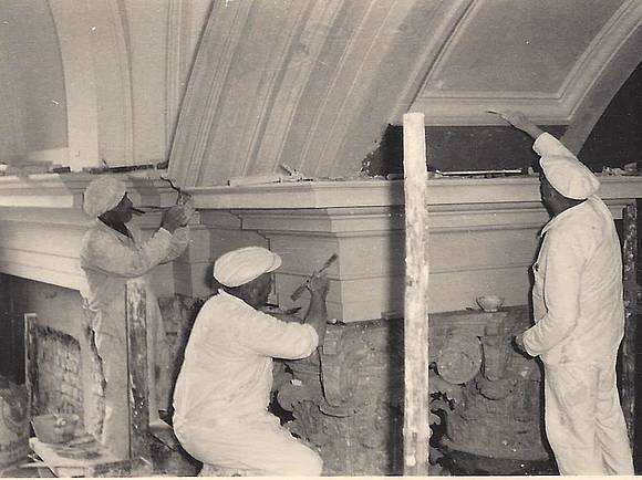 Stuckarbeiter bei der Restauration des Landesmuseums