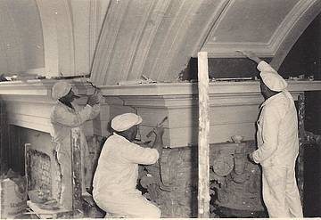 Stuckarbeiter bei der Restauration des Landesmuseums