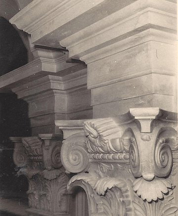 Detail eines Säulenpilaster im Hessischen Landesmuseum.