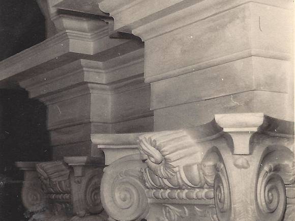 Detail eines Säulenpilaster im Hessischen Landesmuseum.