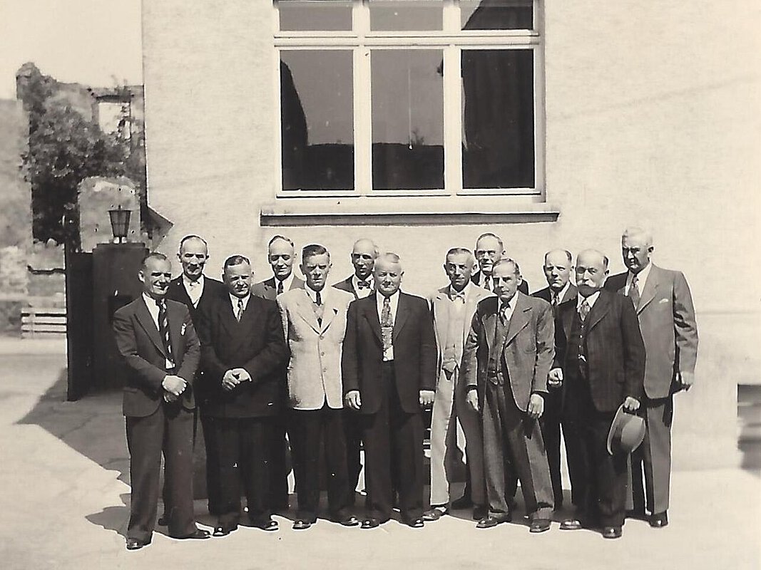 Die Jubilare des Jahres 1948 haben sich im Hof der Firma Klein zum Erinnerungsfoto aufgestellt.
