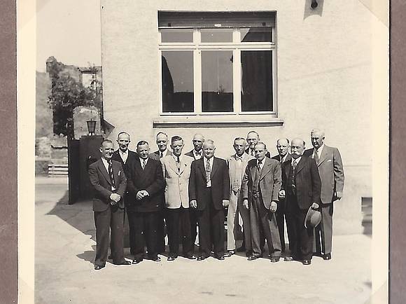 Die Jubilare des Jahres 1948 haben sich im Hof der Firma Klein zum Erinnerungsfoto aufgestellt.
