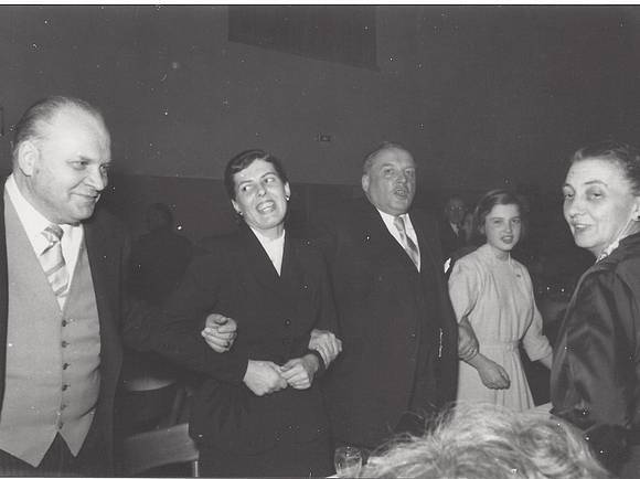 Ausgelassene Freude : v.l. Anton Nothhelfer, Frau Schmidt, Hanns Nothhelfer, Irmgard Nothhelfer und Elisabeth Klein beim Schunkeln in der Bessunger Turnhalle.