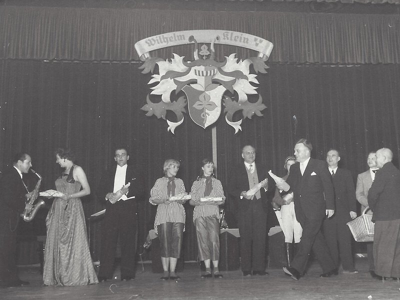 Hans Bentz bedankt sich bei den Sängern, Musikern und Artisten für das Bühnenprogramm.