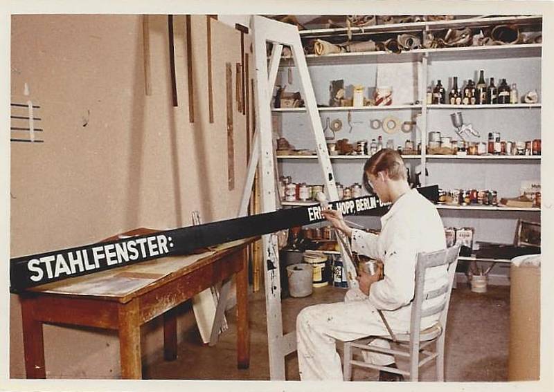 Schriften werden freihändig oder mit Schablone aufgetragen