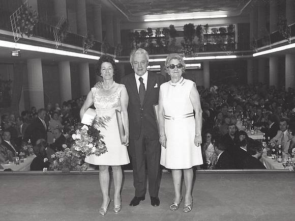 Ein Foto für die Presse: Geschäftsführer Hans Bentz mit Ehefrau Ellen und Firmenchefin Barbara Nothhelfer (re.) auf der Bühne der Otto-Bernd-Halle. Das 100jährige Betriebsjubiläum feierte die Firma Klein in großem Stil.