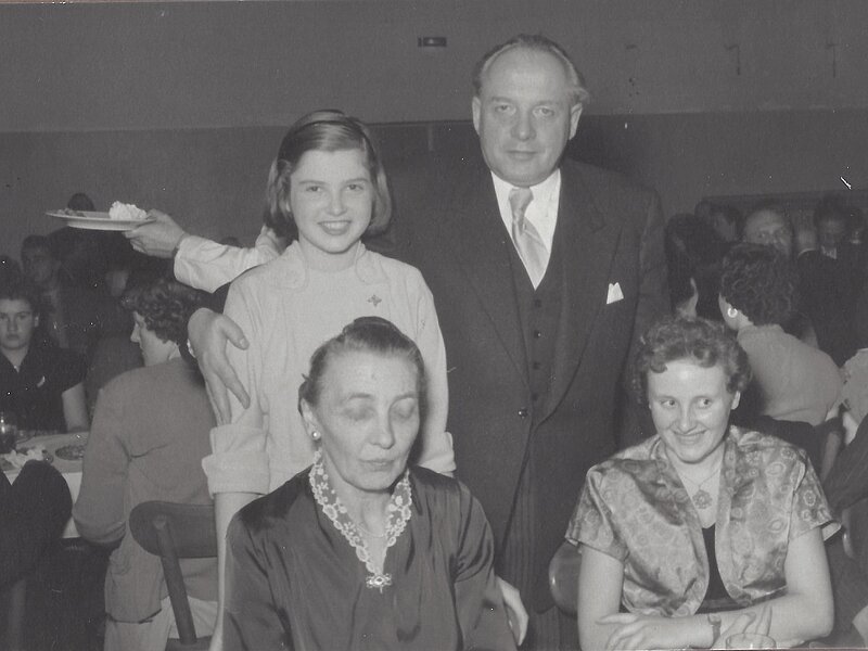 Momentaufnahme auf der großen Feier: Hanns Nothelfer mit seiner Nichte Johanna und  seiner Schwägerin Elisabeth Klein. 