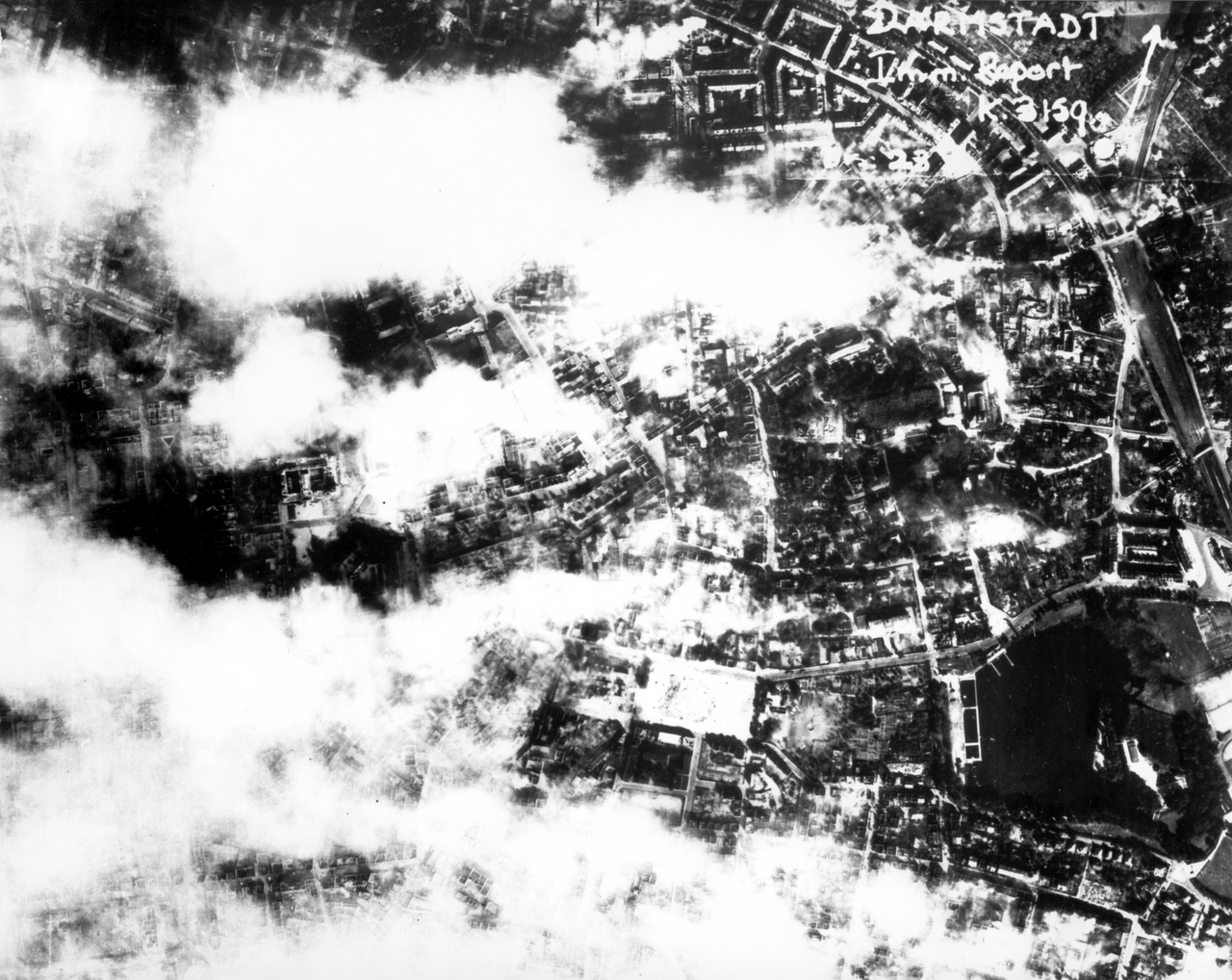 Luftbild brennendes Darmstadt (1944)