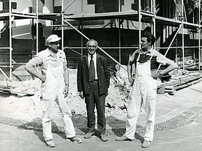 Lehrlingsausbilder Friedrich Günther mit Gesellen